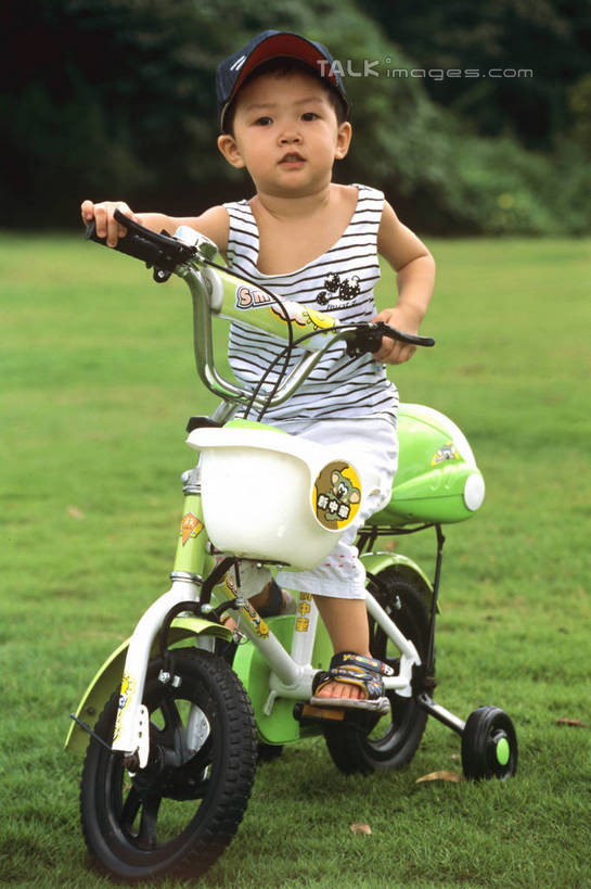 东方人,儿童,一个人,坐,竖图,室外,白天,正面,纯洁,草地,草坪,植物,自行车,帽子,亚洲,仅一个男性,仅一个人,握,服装,朦胧,模糊,背心,注视,黄种人,运动帽,车,脚踏车,草,树,树木,小孩,骑,衣服,绿色,自然,交通工具,观察,看,仅一个小孩,骑车,鸭舌帽,可爱,童年,童趣,握着,服饰,生长,成长,观看,察看,衣着,穿着,关注,载具,儿童车,童真,烂漫,无邪,衣饰,儿童自行车,天真,男孩,男人,男性,亚洲人,孩子,坐着,彩图,全身,男生,szzm1