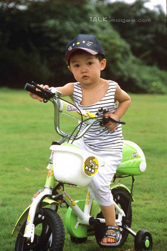 东方人,儿童,一个人,坐,竖图,室外,白天,正面,纯洁,草地,草坪,植物,自行车,帽子,亚洲,仅一个男性,仅一个人,握,服装,朦胧,模糊,背心,注视,黄种人,运动帽,车,脚踏车,草,树,树木,小孩,骑,衣服,绿色,自然,交通工具,观察,看,仅一个小孩,骑车,鸭舌帽,可爱,童年,童趣,握着,服饰,生长,成长,观看,察看,衣着,穿着,关注,载具,儿童车,童真,烂漫,无邪,衣饰,儿童自行车,天真,男孩,男人,男性,亚洲人,孩子,坐着,彩图,全身,男生,szzm1