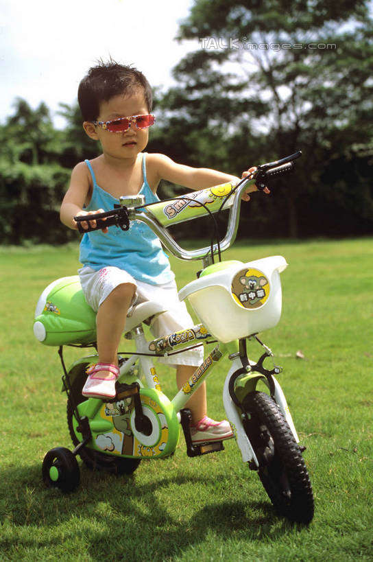 东方人,儿童,一个人,坐,竖图,室外,白天,正面,纯洁,草地,草坪,植物,自行车,亚洲,仅一个男性,仅一个人,握,服装,朦胧,模糊,背心,注视,黄种人,车,脚踏车,草,树,树木,小孩,骑,衣服,蓝色,绿色,蓝天,天空,自然,交通工具,天,观察,看,仅一个小孩,骑车,可爱,童年,童趣,握着,服饰,生长,晴朗,成长,观看,察看,衣着,穿着,关注,载具,儿童车,童真,烂漫,无邪,万里无云,衣饰,儿童自行车,天真,男孩,男人,男性,亚洲人,孩子,晴空,晴空万里,坐着,彩图,全身,男生,szzm1