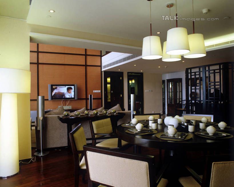 无人,家,横图,室内,白天,正面,别墅,餐桌,家具,装修,桌子,建筑,杯子,电视,椅子,照明,欧式,阴影,环保,装饰,光线,影子,饭厅,房屋,屋子,公寓,灯光,豪华,建设,现代,装潢,洋房,楼房,吊灯,住宅,灯,绿色,水杯,灯具,室内装潢,液晶电视,清晰,轻薄,能源,餐台,样板房,明亮,照亮,回收,资源,舒适,家居装潢,照明设备,彩电,房屋设计,地中海风格,古典风格,简约风格,利用,室内设计,便携,低碳,宽敞,循环,样板房装潢,彩色电视机,持续,设计,茶杯,电视机,彩图,房子,高清,szzm1