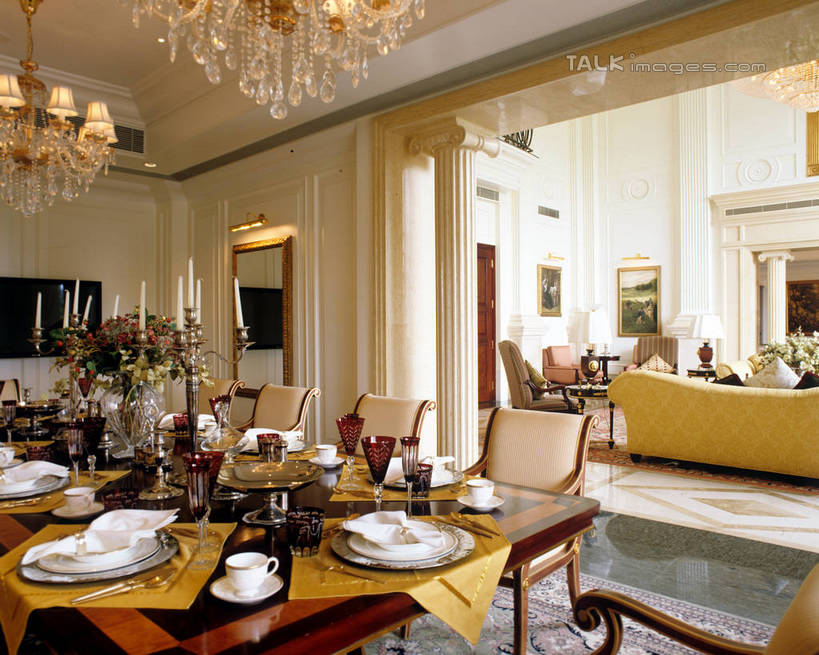 无人,家,客厅,横图,室内,白天,正面,时尚,别墅,家具,靠垫,沙发,装修,建筑,杯子,餐具,电视,花瓶,照明,欧式,阴影,环保,装饰,盛开,光线,布料,碟子,盘,影子,陶瓷,饭厅,房屋,屋子,公寓,灯光,靠枕,陶瓷制品,水晶,豪华,花蕾,布纹,建设,现代,装潢,洋房,楼房,吊灯,水晶灯,住宅,灯,桌布,花,花瓣,花朵,鲜花,绿色,盘子,餐巾,瓶子,容器,水杯,灯具,垫子,碟,室内装潢,台布,碗,液晶电视,枕头,花苞,花蕊,清晰,轻薄,能源,储藏,华丽,样板房,明亮,照亮,回收,资源,起居室,舒适,家居装潢,照明设备,储存,高贵,彩电,水晶吊灯,房屋设计,地中海风格,古典风格,简约风格,布艺沙发,利用,室内设计,便携,低碳,宽敞,循环,样板房装潢,水晶制品,彩色电视机,富丽,持续,华美,客堂,设计,茶杯,电视机,餐桌布,彩图,房子,水晶石,贮存,高清,szzm1