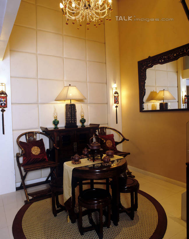 无人,家,竖图,室内,白天,正面,别墅,地毯,家具,装修,桌子,建筑,椅子,照明,欧式,阴影,装饰,编织,光线,木制,影子,手工艺品,房屋,木椅,墙,屋子,公寓,灯光,织物,豪华,茶几,建设,现代,装潢,洋房,楼房,吊灯,墙壁,墙面,住宅,灯,木制品,工艺品,灯具,室内装潢,华丽,修饰,样板房,明亮,照亮,点缀,舒适,家居装潢,照明设备,房屋设计,地中海风格,古典风格,简约风格,太师椅,室内设计,宽敞,样板房装潢,衬托,美观,雅致,雅观,设计,彩图,房子,szzm1