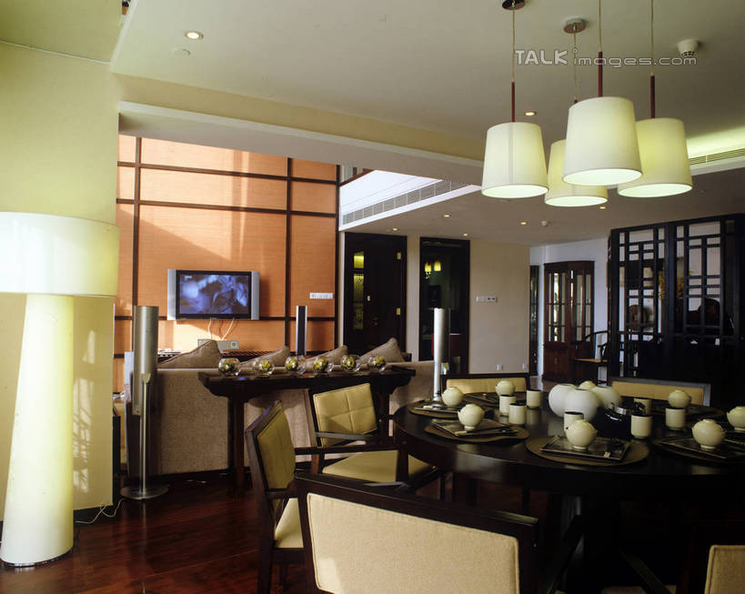 无人,家,横图,室内,白天,正面,别墅,餐桌,家具,装修,桌子,建筑,电视,椅子,照明,欧式,阴影,环保,装饰,光线,影子,陶瓷,饭厅,房屋,屋子,公寓,灯光,陶瓷制品,豪华,建设,现代,装潢,洋房,楼房,吊灯,住宅,灯,绿色,容器,灯具,室内装潢,碗,液晶电视,清晰,轻薄,能源,餐台,储藏,样板房,明亮,照亮,回收,资源,舒适,家居装潢,照明设备,储存,彩电,房屋设计,地中海风格,古典风格,简约风格,利用,室内设计,便携,低碳,宽敞,循环,样板房装潢,彩色电视机,持续,设计,电视机,彩图,房子,贮存,高清,szzm1