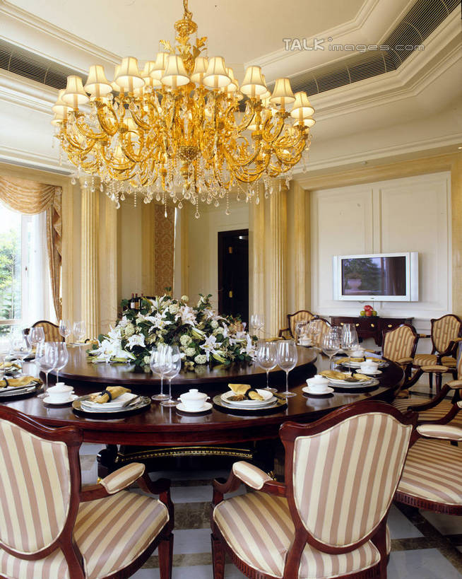 无人,家,竖图,室内,白天,正面,别墅,餐桌,窗户,窗帘,地毯,家具,装修,桌子,建筑,餐具,电视,花瓶,椅子,照明,欧式,阴影,环保,装饰,盛开,编织,光线,碟子,盘,影子,手工艺品,陶瓷,饭厅,房屋,屋子,公寓,灯光,陶瓷制品,织物,豪华,花蕾,建设,现代,装潢,洋房,楼房,吊灯,玻璃窗,住宅,玻璃制品,灯,花,花瓣,花朵,鲜花,绿色,帘子,盘子,玻璃瓶,瓶子,容器,工艺品,灯具,碟,室内装潢,碗,液晶电视,花苞,花蕊,遮阳,清晰,轻薄,能源,餐台,储藏,华丽,修饰,样板房,明亮,照亮,回收,点缀,资源,舒适,家居装潢,照明设备,储存,彩电,房屋设计,地中海风格,古典风格,简约风格,利用,室内设计,便携,低碳,宽敞,循环,样板房装潢,衬托,美观,雅致,雅观,彩色电视机,持续,设计,电视机,彩图,房子,贮存,高清,szzm1