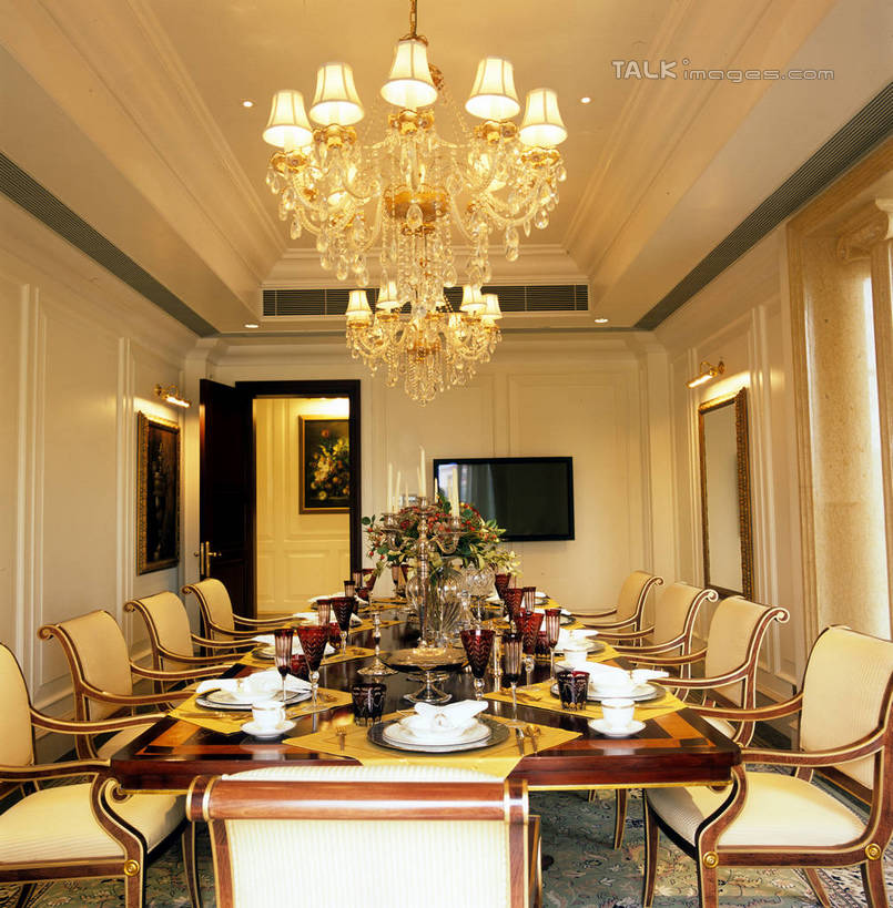 无人,家,竖图,室内,白天,正面,绘画,别墅,餐桌,家具,门,装修,桌子,建筑,餐具,电视,花瓶,椅子,照明,欧式,阴影,环保,艺术,装饰,盛开,光线,布料,碟子,盘,影子,陶瓷,饭厅,房屋,屋子,公寓,灯光,陶瓷制品,古典,豪华,花蕾,布纹,文化,建设,现代,装潢,洋房,楼房,吊灯,住宅,玻璃制品,灯,桌布,花,花瓣,花朵,鲜花,绿色,盘子,玻璃瓶,餐巾,瓶子,容器,工艺品,灯具,碟,门框,室内装潢,台布,碗,液晶电视,花苞,花蕊,品味,清晰,轻薄,能源,餐台,储藏,样板房,明亮,照亮,美术,回收,资源,高雅,舒适,家居装潢,照明设备,储存,彩电,挂画,房屋设计,地中海风格,古典风格,简约风格,利用,室内设计,便携,低碳,宽敞,循环,样板房装潢,美学,彩色电视机,持续,设计,电视机,装饰画,餐桌布,彩图,房子,贮存,高清,szzm1