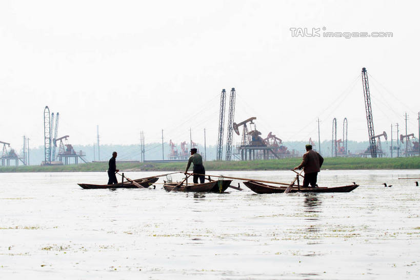 划船,东方人,三个人,伙伴,朋友,渔夫,站,横图,室外,白天,旅游,度假,友谊,石油,草地,草坪,河流,美景,水,植物,船,中国,亚洲,握,阴影,环保,电力,光线,钢材,船桨,电缆,电线,影子,支架,河水,景观,水流,木船,水草,拿,拿着,黄种人,娱乐,电塔,江苏,捕鱼,草,渔民,背面,绿色,天空,阳光,自然,交通工具,天,驾驶,行驶,站着,享受,休闲,和谐,景色,放松,握着,能源,操纵,支撑,生态,回收,控制,资源,舟,自然风光,载具,供电设备,开采,三艘,钻井,油田,利用,低碳,东亚,操控,循环,高压电塔,高压输电线,江苏省,扬州,中华人民共和国,华东地区,苏,把持,江苏油田,扬州市,高压电线塔,高压塔,持续,友情,男人,男性,中年男性,亚洲人,捕鱼人,打鱼人,站立,彩图,全身,tascy1