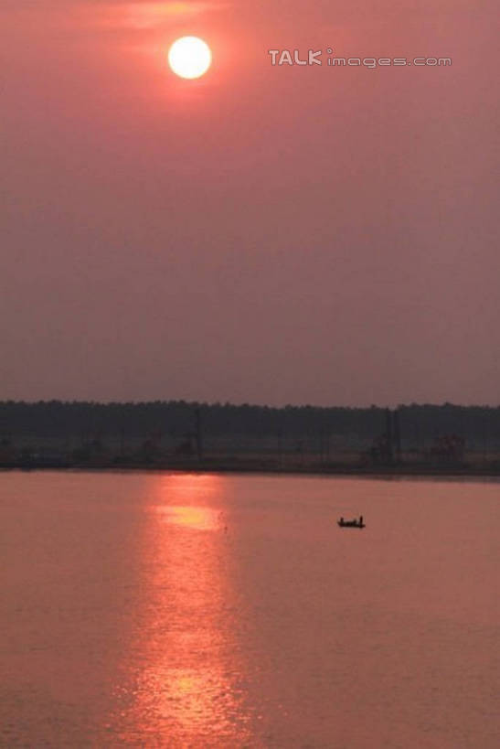 无人,竖图,室外,白天,正面,旅游,度假,河流,美景,日落,山,山脉,树林,水,太阳,植物,船,一艘,河水,景观,山峰,水流,晚霞,霞光,落日,木船,山峦,娱乐,树,树木,绿色,倒影,自然,黄昏,交通工具,群山,驾驶,行驶,享受,休闲,景色,彩霞,放松,生长,成长,操纵,波光粼粼,控制,倒映,舟,自然风光,载具,操控,把持,夕照,反照,夕阳,彩图,斜阳,tascy1