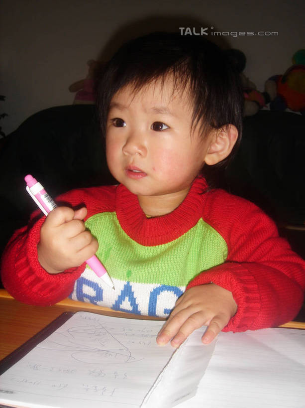 东方人,儿童,一个人,坐,竖图,室内,白天,正面,毛衣,纯洁,亚洲,仅一个女性,仅一个人,握,写字,学习,装饰,英文,笔,标志,材料,档案,文件,文字,字符,字母,办公用品,拿,拿着,黄种人,标识,文具,小孩,红色,蓝色,绿色,白色,学习用品,资料,仅一个小孩,可爱,童年,童趣,握着,英文字母,华丽,修饰,文具用品,点缀,文档,童真,烂漫,无邪,衬托,美观,雅致,雅观,天真,女孩,女人,女性,亚洲人,孩子,坐着,半身,彩图,绒衣,套衫,套头毛衣,线衣,女生,tascy1