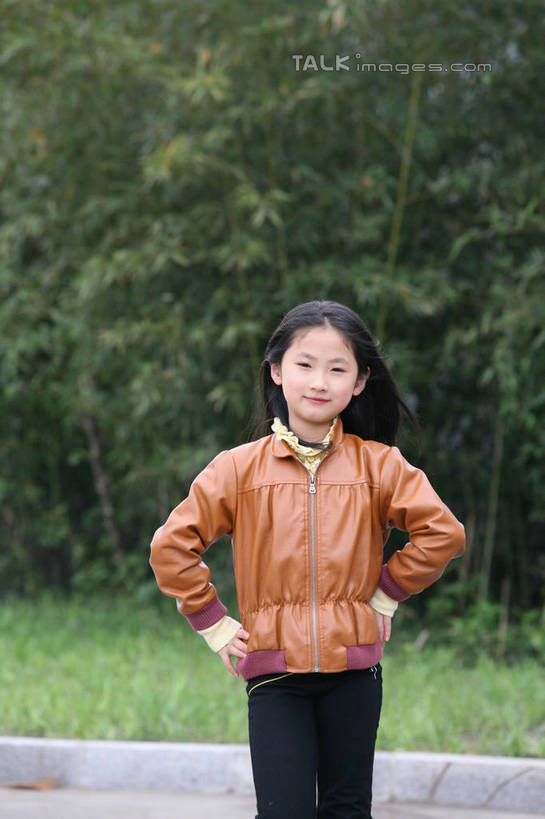 东方人,儿童,一个人,公园,站,竖图,室外,白天,正面,纯洁,草地,草坪,树林,植物,亚洲,仅一个女性,仅一个人,服装,棕色,休闲装,黄种人,手叉腰,草,树,树木,小孩,衣服,绿色,黑色,自然,叉腰,站着,仅一个小孩,休闲,休闲服,可爱,童年,童趣,服饰,生长,成长,双手叉腰,童真,烂漫,无邪,天真,女孩,女人,女性,亚洲人,孩子,长发,站立,半身,彩图,女生,tascy1