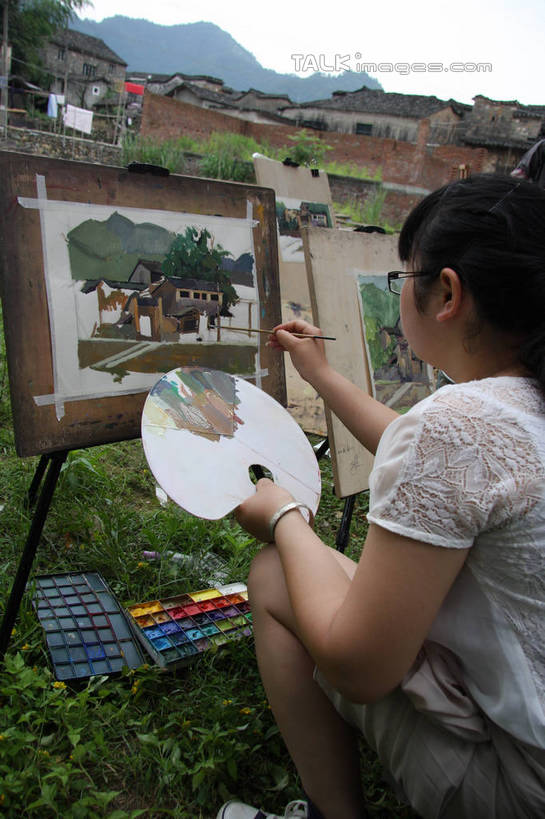 东方人,一个人,家,坐,竖图,彩色,室外,白天,绘画,草地,草坪,山,山脉,植物,亚洲,仅一个年轻女性,仅一个女性,仅一个人,许多,握,阴影,服装,艺术,光线,笔,眼镜,影子,房屋,屋子,山峰,乡村,办公用品,画板,美术用品,山峦,拿,拿着,注视,休闲装,黄种人,楼房,画架,民居,民宅,住宅,文具,草,排列,背面,衣服,绿色,白色,天空,阳光,画笔,学习用品,村庄,群山,天,观察,看,休闲,休闲服,握着,服饰,观看,颜料,文具用品,村落,美术,察看,调色板,队列,关注,绘画工具,写生,近视眼镜,村子,年轻女性,女人,女性,亚洲人,画画,坐着,半身,彩图,房子,tascy1