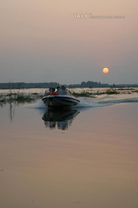 东方人,四个人,伙伴,朋友,坐,竖图,室外,白天,正面,旅游,度假,友谊,草地,草坪,河流,美景,日落,水,太阳,植物,船,中国,亚洲,一艘,阴影,波纹,飞溅,溅,光线,液体,影子,河水,景观,水滴,水流,晚霞,霞光,落日,游艇,水草,黄种人,娱乐,江苏,水珠,草,蓝色,绿色,倒影,蓝天,水纹,天空,阳光,自然,黄昏,船尾波,交通工具,波浪,天,驾驶,行驶,享受,休闲,景色,彩霞,放松,晴朗,波光粼粼,航行,倒映,喷洒,自然风光,载具,油田,东亚,江苏省,扬州,万里无云,中华人民共和国,华东地区,苏,江苏油田,扬州市,夕照,反照,友情,男人,男性,年轻男性,亚洲人,晴空,晴空万里,夕阳,坐着,半身,彩图,斜阳,tascy1