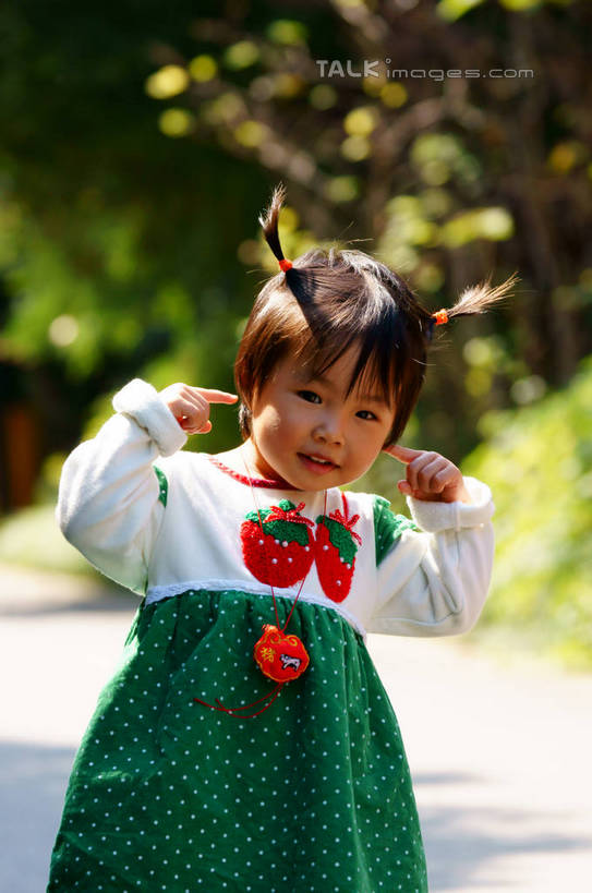 东方人,儿童,一个人,站,笑,微笑,露齿笑,竖图,室外,白天,正面,裙子,纯洁,树林,植物,道路,路,公路,亚洲,仅一个女性,仅一个人,指,阴影,光线,影子,交通,黄种人,方向,长裙,树,树木,小孩,绿色,阳光,自然,手势,站着,仅一个小孩,辫子,可爱,童年,童趣,生长,成长,半身裙,香囊,指向,童真,烂漫,无邪,天真,女孩,女人,女性,亚洲人,孩子,马路,站立,半身,彩图,女生,yzdzj1
