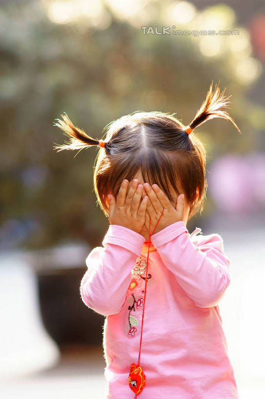 东方人,儿童,一个人,站,竖图,室外,白天,正面,纯洁,树林,植物,道路,路,公路,亚洲,双手,仅一个女性,仅一个人,阴影,花纹,朦胧,模糊,装饰,光线,图案,影子,交通,黄种人,树,树木,小孩,红色,绿色,阳光,自然,站着,仅一个小孩,可爱,童年,童趣,捂,遮,遮掩,生长,成长,华丽,修饰,香囊,点缀,掩盖,遮挡,童真,烂漫,无邪,遮盖,衬托,美观,雅致,雅观,掩饰,羞涩,香袋,害羞,天真,女孩,女人,女性,亚洲人,孩子,马路,站立,半身,彩图,女生,捂着,yzdzj1