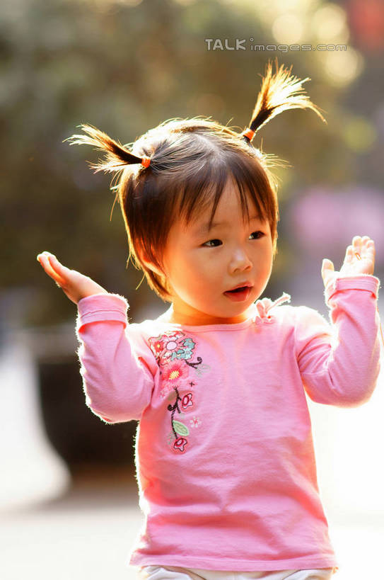 东方人,儿童,一个人,站,竖图,室外,白天,正面,纯洁,树林,植物,道路,路,公路,亚洲,双手,仅一个女性,仅一个人,阴影,惊讶,朦胧,模糊,光线,影子,交通,黄种人,树,树木,小孩,绿色,阳光,自然,双手摊开,站着,仅一个小孩,可爱,童年,童趣,生长,成长,童真,烂漫,无邪,天真,女孩,女人,女性,亚洲人,孩子,马路,站立,半身,彩图,女生,yzdzj1