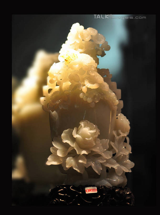 无人,竖图,室内,特写,白天,正面,牡丹花,静物,玉,雕塑,阴影,朦胧,模糊,艺术,装饰,盛开,光线,标价,标签,标志,雕刻,雕像,数字,文字,影子,字符,灯光,花蕾,标识,花,花瓣,花朵,鲜花,红色,工艺品,花苞,花蕊,奢侈品,阿拉伯数字,玉雕,纪念,玉器,美术,贵重,珍贵,富贵,主题,底座,陈列,玉石,鼠姑,鹿韭,白茸,百雨金,功能,美学,浓情,圆满,宝贵,富贵花,洛阳花,牡丹,木芍药,芍药,彩图,yzdzj1