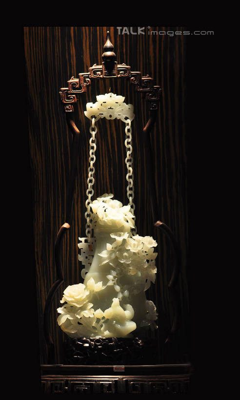 无人,竖图,室内,特写,白天,正面,牡丹花,玉兰花,静物,玉,雕塑,许多,吊挂,悬挂,阴影,花纹,艺术,装饰,盛开,光线,木制,雕刻,雕像,壶,图案,影子,灯光,挂,花蕾,花,花瓣,花朵,鲜花,木制品,工艺品,花苞,花蕊,奢侈品,玉雕,纪念,链条,玉器,美术,贵重,珍贵,富贵,象征,主题,底座,陈列,玉石,辛夷,木笔,鼠姑,鹿韭,白茸,百雨金,功能,美学,浓情,木兰花,望春玉兰,圆满,辛夷花,宝贵,四季平安,富贵花,洛阳花,牡丹,木芍药,芍药,玉兰,应春花,望春花,木兰,彩图,yzdzj1