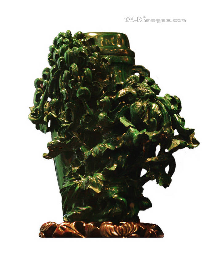 无人,竖图,室内,特写,白天,白色背景,正面,植物,静物,叶子,玉,雕塑,中国,亚洲,许多,阴影,花纹,艺术,装饰,光线,光泽,木制,雕刻,雕像,罐子,图案,影子,灯光,绿叶,江苏,树,树木,一个,绿色,自然,木制品,瓶子,工艺品,嫩叶,奢侈品,玉雕,生长,单个,成长,纪念,玉器,美术,贵重,珍贵,主题,底座,陈列,玉石,东亚,江苏省,扬州,中华人民共和国,华东地区,苏,功能,美学,扬州市,宝贵,扬州玉雕,叶,叶片,彩图,yzdzj1