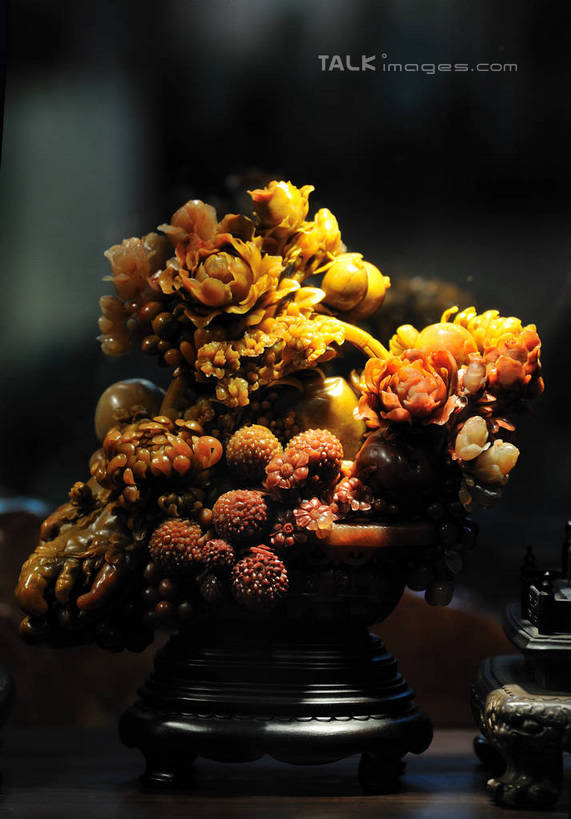 无人,交叉,竖图,室内,特写,白天,正面,爱情,牡丹花,竹子,静物,雕塑,中国,亚洲,一堆,许多,阴影,堆叠,堆积,竹制,朦胧,模糊,艺术,装饰,盛开,编织,光线,木制,雕刻,雕像,花篮,篮子,影子,灯光,果实,花蕾,石雕,花,花瓣,花朵,鲜花,一个,木制品,竹篮,工艺品,花苞,花蕊,菊花,单个,纪念,竹条,堆,交织,美术,吉祥,竹制品,富贵,主题,底座,陈列,福建,东亚,福建省,中华人民共和国,华东地区,省会,高洁,鼠姑,鹿韭,白茸,百雨金,功能,美学,长寿,闽,浓情,怀恋,清净,圆满,真情,寿客,秋菊,福州,福州市,穿插,寿山,寿山石,寿山石雕,富贵花,洛阳花,牡丹,木芍药,芍药,彩图,yzdzj1