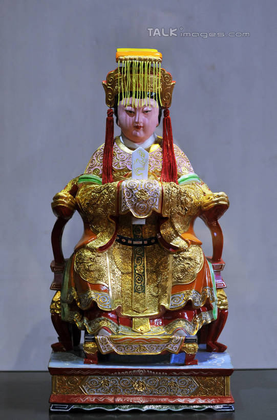 东方人,一个人,无人,站,坐,竖图,室内,特写,白天,正面,民族服装,静物,叶子,椅子,雕塑,中国,亚洲,仅一个年轻女性,仅一个女性,仅一个人,握,阴影,花纹,服装,艺术,装饰,光线,雕刻,雕像,塑像,图案,影子,竹叶,灯光,绿叶,古典,拿,拿着,黄种人,文化,传统,衣服,工艺品,站着,握着,服饰,纪念,古装,美术,主题,陈列,福建,东亚,福建省,中华人民共和国,华东地区,功能,美学,闽,韵味,宝座,妈祖,泥像,玉圭,年轻女性,女人,女性,亚洲人,叶,叶片,站立,坐着,彩图,全身,传统服装,民俗服,yzdzj1