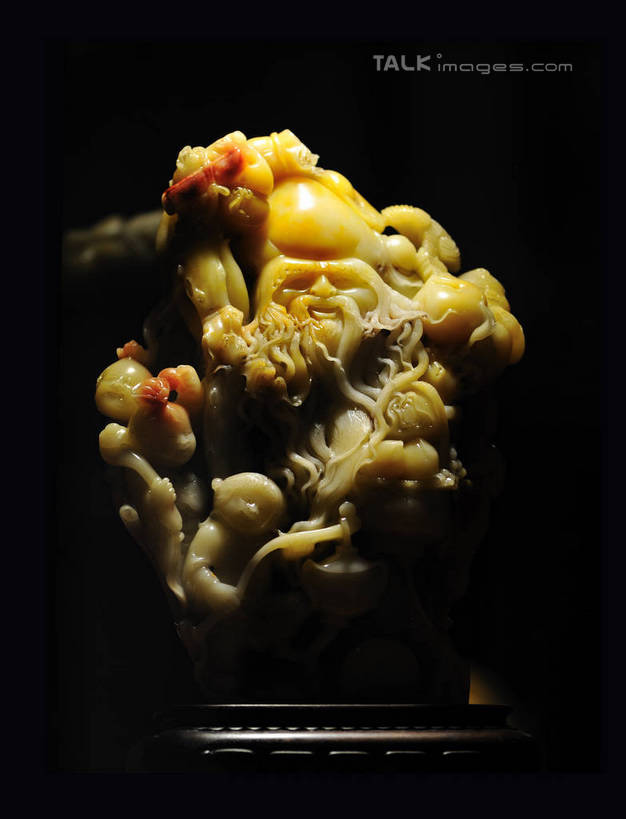 儿童,胡须,无人,站,笑,微笑,露齿笑,竖图,室内,特写,白天,正面,纯洁,静物,雕塑,中国,亚洲,阴影,黑色背景,朦胧,模糊,艺术,装饰,光线,木制,雕刻,雕像,影子,灯光,许多人,石雕,一个,小孩,木制品,工艺品,站着,一群人,可爱,童年,童趣,单个,纪念,美术,神仙,主题,底座,陈列,童真,福建,东亚,烂漫,无邪,福建省,中华人民共和国,华东地区,省会,功能,美学,闽,仙人,福州,福州市,南极仙翁,寿山,寿山石,寿山石雕,天真,老年男性,男孩,男人,男性,孩子,胡子,络腮胡,站立,彩图,全身,男生,yzdzj1