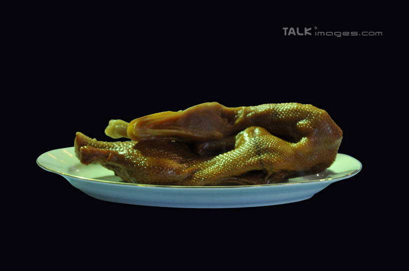 无人,横图,室内,特写,白天,正面,烹饪,中餐,静物,餐具,雕塑,中国,亚洲,阴影,黑色背景,艺术,装饰,光线,纹路,鸭子,雕刻,雕像,碟子,盘,纹理,影子,灯光,料理,食品,菜肴,美食,石雕,食物,一个,一只,盘子,工艺品,碟,中式,佳肴,单个,纪念,美术,主题,陈列,福建,东亚,福建省,肌理,中华人民共和国,华东地区,省会,功能,美学,闽,福州,福州市,寿山,寿山石,寿山石雕,卤鸭,彩图,yzdzj1