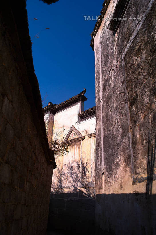 无人,家,竖图,室外,白天,仰视,旅游,度假,黄山,名胜古迹,标志建筑,地标,建筑,西递,中国,亚洲,阴影,遗迹,光线,瓦片,影子,房屋,墙,屋檐,屋子,建筑群,古迹,文物,娱乐,建设,古建筑,楼房,檐,墙壁,墙面,住宅,蓝色,灰色,蓝天,天空,阳光,天,享受,休闲,旅游胜地,放松,晴朗,昏暗,古文明,东亚,安徽,安徽省,黄山市,黟县,万里无云,中华人民共和国,华东地区,皖,灰暗,晦暗,西递村,晴空,晴空万里,彩图,低角度拍摄,房子,yzdzj1