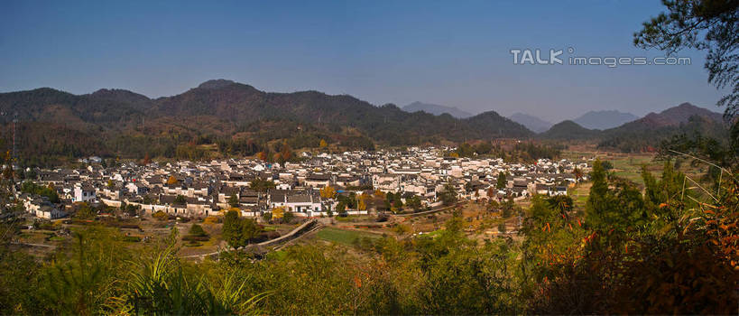 无人,家,横图,全景,俯视,航拍,室外,白天,旅游,度假,黄山,名胜古迹,树林,植物,标志建筑,地标,建筑,西递,中国,亚洲,许多,阴影,遗迹,光线,影子,房屋,屋子,建筑群,古迹,文物,娱乐,建设,古建筑,楼房,住宅,树,树木,蓝色,绿色,蓝天,天空,阳光,自然,天,享受,休闲,旅游胜地,放松,生长,晴朗,成长,村落,鸟瞰,古文明,东亚,安徽,安徽省,黄山市,黟县,万里无云,中华人民共和国,华东地区,皖,西递村,晴空,晴空万里,彩图,高角度拍摄,房子,yzdzj1