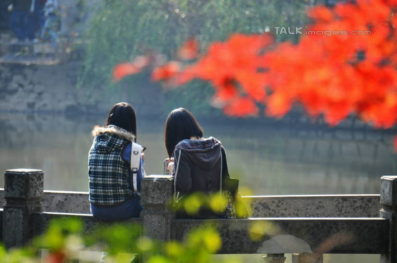 东方人,两个人,伙伴,朋友,栏杆,横图,室外,白天,旅游,度假,友谊,湖,湖泊,美景,秋季,水,植物,枫树,叶子,雕塑,南京,中国,亚洲,行人,游客,游人,阴影,朦胧,模糊,艺术,装饰,光线,雕刻,雕像,影子,湖面,景观,水流,水面,围栏,枫叶,枯叶,落叶,枝条,黄种人,娱乐,江苏,护栏,路人,旅客,树,树木,树枝,背面,黄色,红色,阳光,自然,工艺品,湖水,享受,休闲,景色,放松,生长,成长,纪念,枫树叶,美术,自然风光,主题,陈列,东亚,江苏省,南京市,中华人民共和国,华东地区,苏,省会,功能,美学,虬枝,枝杈,过客,栖霞山,友情,年轻女性,女人,女性,亚洲人,石头城,叶,叶片,秋,秋天,半身,彩图,yzdzj1