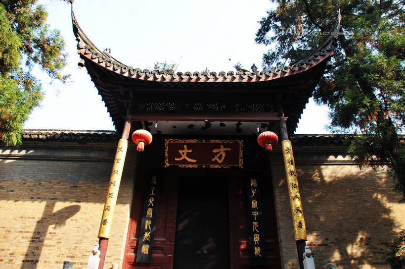 无人,寺庙,横图,室外,白天,仰视,旅游,度假,名胜古迹,秋季,植物,门,标志建筑,地标,建筑,南京,中国,对联,亚洲,阴影,节日,遗迹,光线,标志,瓦片,文字,影子,柱子,字符,墙,屋檐,燃烧,古迹,文化,文物,娱乐,标识,建设,古建筑,江苏,檐,墙壁,墙面,树,树木,蓝色,绿色,蓝天,天空,阳光,自然,香火,门框,庙宇,天,祈祷,享受,休闲,健康,汉字,旅游胜地,放松,许愿,宗教,信仰,生长,成长,纪念,祈求,中文,古文明,东亚,江苏省,南京市,中华人民共和国,华东地区,苏,省会,国文,华文,栖霞寺,栖霞山,平安,石头城,秋,秋天,彩图,低角度拍摄,庙,寺,yzdzj1