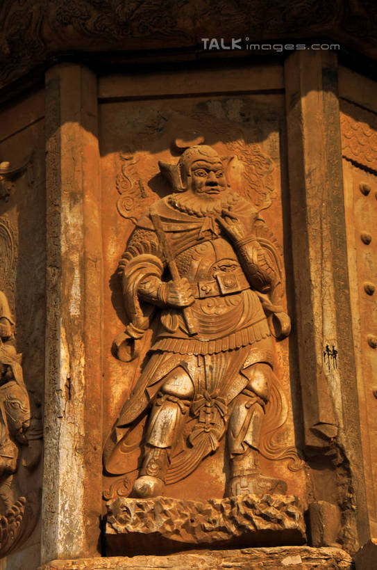 无人,寺庙,竖图,室外,白天,仰视,旅游,度假,名胜古迹,秋季,标志建筑,地标,建筑,雕塑,南京,中国,亚洲,阴影,节日,遗迹,艺术,装饰,光线,雕刻,雕像,佛像,瓦片,影子,屋檐,塔,燃烧,古迹,文化,文物,娱乐,建设,古建筑,江苏,檐,佛塔,阳光,香火,工艺品,庙宇,祈祷,享受,休闲,健康,旅游胜地,放松,许愿,宗教,信仰,纪念,祈求,美术,主题,陈列,古文明,东亚,江苏省,南京市,中华人民共和国,华东地区,苏,省会,功能,美学,栖霞寺,栖霞山,平安,石头城,秋,秋天,彩图,低角度拍摄,庙,寺,yzdzj1