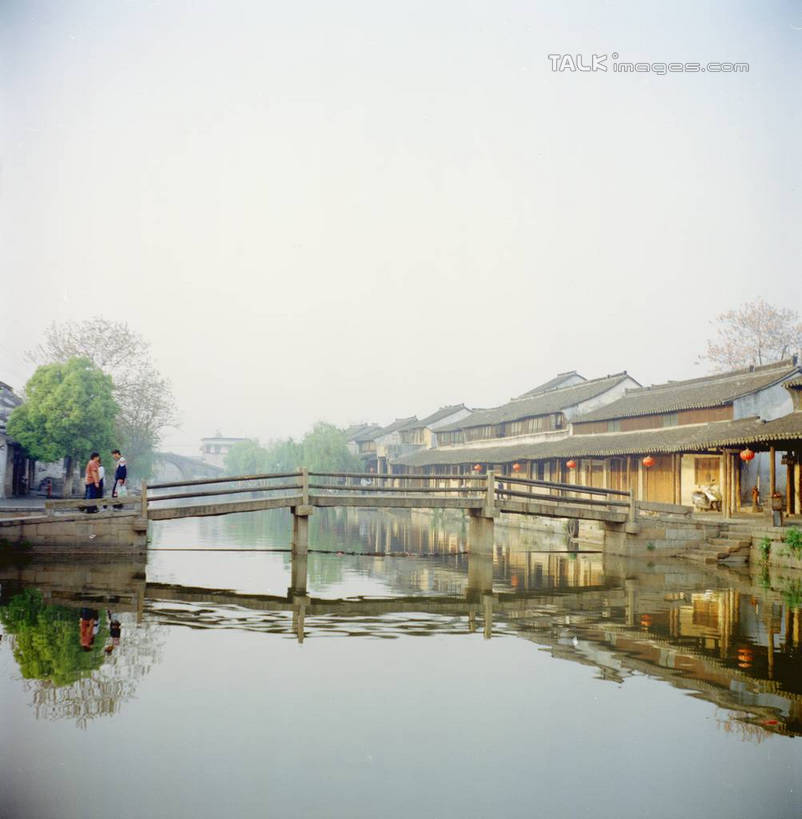 东方人,三个人,家,站,竖图,室外,白天,侧面,旅游,度假,河流,石头,美景,水,植物,中国,亚洲,许多,阴影,光线,石子,影子,房屋,屋子,河水,景观,水流,桥,黄种人,娱乐,石桥,浙江,民居,拱桥,住宅,栈桥,树,树木,浙江省,蓝色,绿色,倒影,蓝天,天空,阳光,自然,天,站着,享受,休闲,景色,放松,水乡,拱形,生长,成长,人行桥,石拱桥,自然风光,东亚,西塘,中华人民共和国,华东地区,浙,嘉善,嘉善县,男人,男性,年轻男性,年轻女性,女人,女性,亚洲人,石块,站立,彩图,全身,房子,yzdzj1