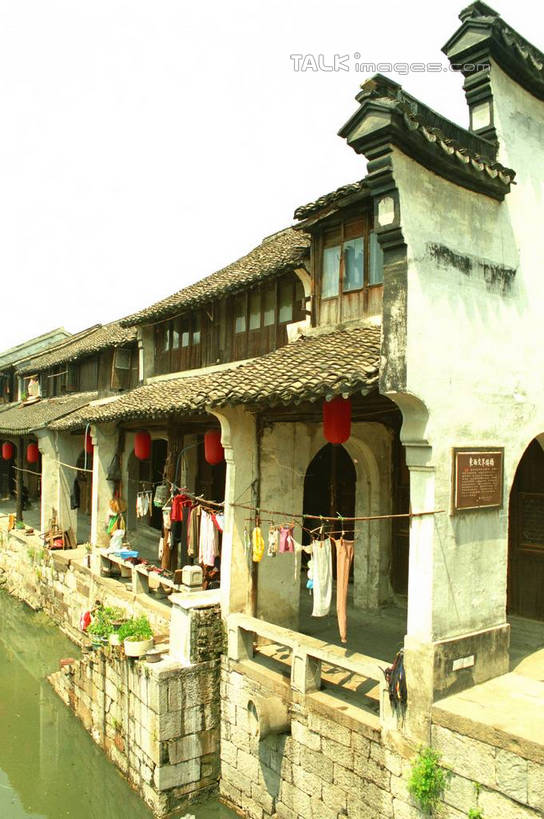 无人,家,竖图,室外,白天,正面,旅游,度假,河流,美景,水,中国,亚洲,晾晒,悬挂,阴影,光线,灯笼,影子,房屋,墙,屋子,河水,景观,水流,娱乐,浙江,民居,墙壁,墙面,住宅,浙江省,衣服,红色,蓝色,蓝天,天空,阳光,自然,天,享受,休闲,景色,放松,水乡,自然风光,东亚,西塘,马头墙,中华人民共和国,华东地区,浙,嘉善,嘉善县,彩图,房子,yzdzj1
