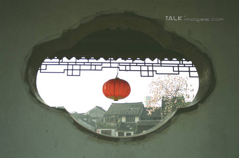 无人,家,横图,室外,白天,正面,旅游,度假,美景,植物,窗户,中国,亚洲,许多,悬挂,阴影,光线,灯笼,影子,房屋,墙,屋子,景观,娱乐,浙江,民居,墙壁,墙面,住宅,树,树木,浙江省,红色,蓝色,绿色,蓝天,天空,阳光,自然,天,享受,休闲,景色,放松,水乡,生长,成长,自然风光,东亚,西塘,中华人民共和国,华东地区,浙,漏窗,花墙头,花墙洞,漏花窗,嘉善,嘉善县,彩图,房子,yzdzj1