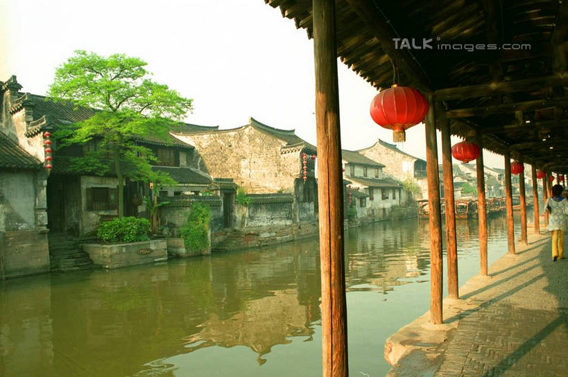 无人,家,栏杆,横图,室外,白天,正面,旅游,度假,河流,美景,水,植物,中国,亚洲,许多,悬挂,阴影,光线,灯笼,影子,房屋,屋子,河水,景观,水流,围栏,娱乐,浙江,护栏,民居,住宅,树,树木,浙江省,红色,蓝色,绿色,倒影,蓝天,天空,阳光,自然,天,享受,休闲,景色,放松,水乡,生长,成长,自然风光,东亚,西塘,中华人民共和国,华东地区,浙,嘉善,嘉善县,彩图,房子,yzdzj1