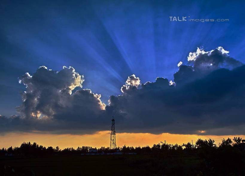 无人,横图,室外,白天,正面,日落,树林,植物,中国,亚洲,一座,阴影,光线,影子,晚霞,霞光,云,云朵,云彩,江苏,树,树木,蓝色,绿色,白云,蓝天,天空,阳光,自然,黄昏,天,彩霞,生长,成长,钢架,油田,东亚,江苏省,中华人民共和国,华东地区,苏,江苏油田,钻塔,夕阳,彩图,yzdzj1