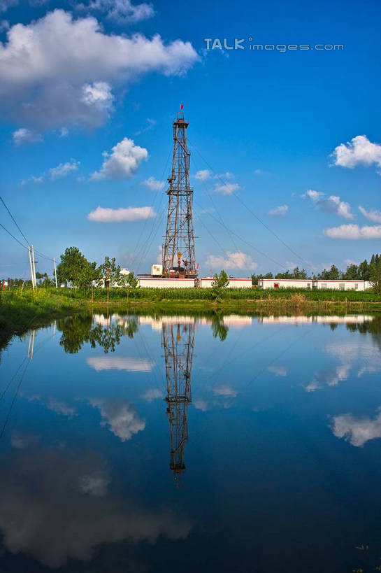 无人,竖图,室外,白天,正面,草地,草坪,湖,湖泊,树林,水,植物,中国,亚洲,一座,阴影,反射,光线,影子,湖面,水流,水面,云,云朵,云彩,江苏,草,树,树木,蓝色,绿色,白云,倒影,蓝天,天空,阳光,自然,湖水,天,生长,成长,钢架,油田,东亚,江苏省,中华人民共和国,华东地区,苏,江苏油田,钻塔,彩图,yzdzj1