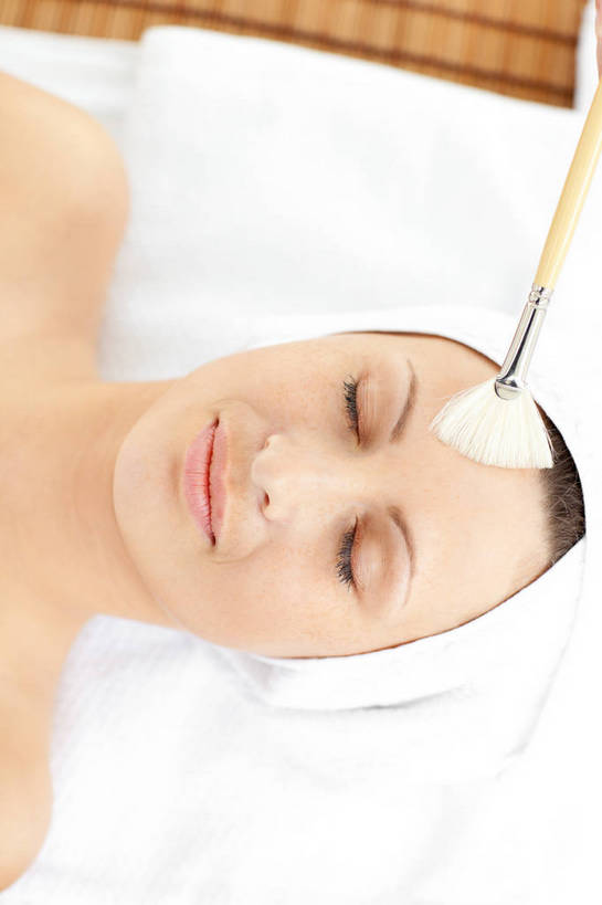 西方人,脸,头,脸颊,一个人,躺,闭眼,笑,微笑,竖图,俯视,室内,特写,白天,床,欧洲,欧洲人,仅一个年轻女性,仅一个女性,仅一个人,一把,阴影,反射,纺织物,影子,床单,被子,裸露,肩膀,化妆刷,刷子,毛巾,清洁,保暖,美容工具,被单,裸,透气,按摩床,防水,化妆工具,储水,耐磨,吸水,卧着,年轻女性,女人,女性,白种人,头部,脸部,脸蛋,面部,闭眼睛,闭着眼,闭着眼睛,躺着,卧,半身,彩图,高角度拍摄,面膜刷,搓背床,理疗床,美容床,指压床