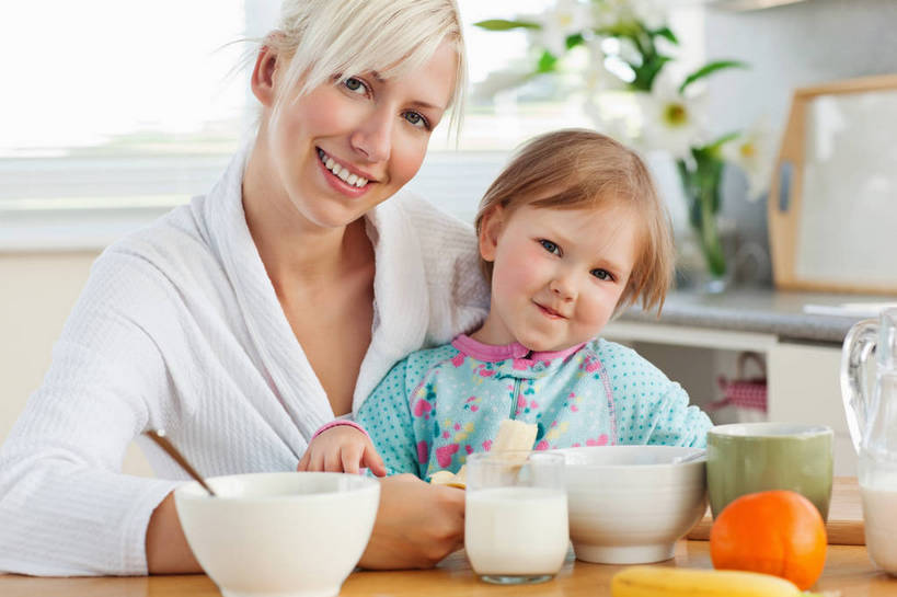 牛奶,西方人,婴儿,儿童,两个人,家庭,母亲,坐,笑,微笑,露齿笑,横图,室内,白天,正面,浴袍,纯洁,植物,窗户,桌面,桌子,柑橘,杯子,水果,欧洲,欧洲人,握,阴影,服装,新鲜,盛开,反射,木制,盆栽,影子,陶瓷,木桌,墙,生食,食品,果实,盆景,陶瓷制品,饮品,营养,花蕾,注视,休闲装,玻璃窗,墙壁,墙面,玻璃制品,花,花瓣,花朵,鲜花,食物,饮料,小孩,衣服,绿色,自然,木制品,容器,水杯,碗,花苞,花蕊,观察,看,休闲,温暖,温馨,一家人,休闲服,可爱,母爱,童年,童趣,握着,服饰,活泼,有机食品,绿色食品,生长,成长,观看,储藏,和睦,察看,乳制品,奶,牛乳,储存,关注,宝宝,童真,纯真,烂漫,无邪,安神,母婴,柑桔,伶俐,天真,年轻女性,女人,女性,白种人,孩子,年轻人,玻璃杯,橘子,桔子,坐着,半身,彩图,汤帷子,浴衣,大红蜜橘,大红袍,红橘,黄橘,宽皮橘,木桌子,融洽,贮存