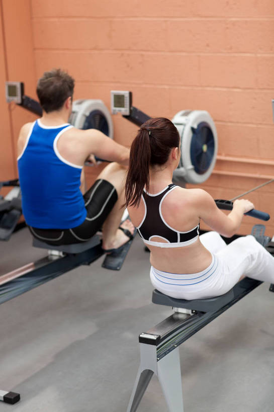 西方人,两个人,伙伴,朋友,健身房,坐,竖图,室内,白天,锻炼,友谊,运动,欧洲,欧洲人,握,用力,阴影,服装,反射,背心,影子,娱乐,运动器械,背面,衣服,享受,休闲,健身器械,放松,握着,服饰,衣着,穿着,健身器材,拉力器,室内运动,衣饰,露脐装,友情,男人,男性,年轻男性,年轻女性,女人,女性,白种人,坐着,半身,彩图,健身,健身馆,运动器材