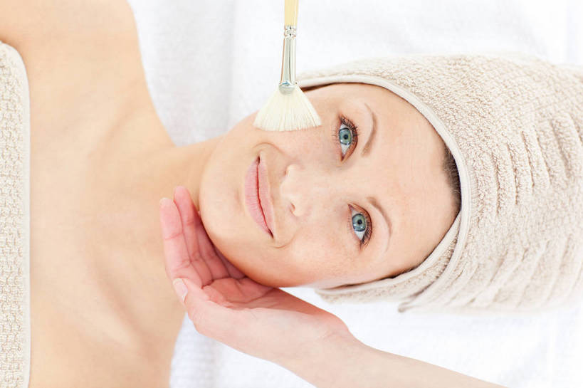 西方人,脸,头,脸颊,手,两个人,按摩师,躺,笑,微笑,横图,俯视,室内,特写,白天,床,欧洲,欧洲人,双手,握,纺织物,浴巾,床单,拿,拿着,注视,被子,肩膀,化妆刷,刷子,毛巾,观察,看,清洁,手部,握着,观看,保暖,察看,美容工具,被单,关注,透气,按摩床,防水,化妆工具,储水,耐磨,吸水,卧着,年轻女性,女人,女性,白种人,头部,脸部,脸蛋,面部,技师,躺着,卧,半身,彩图,高角度拍摄,面膜刷,搓背床,理疗床,美容床,指压床,保健人员