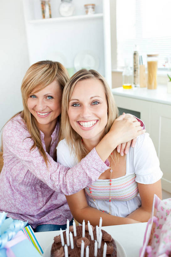 点心,西方人,两个人,伙伴,朋友,坐,抱,笑,微笑,露齿笑,竖图,俯视,室内,白天,友谊,厨房,桌面,桌子,蜡烛,欧洲,欧洲人,阴影,服装,光线,木制,火焰,影子,烛光,木桌,食品,燃烧,置物架,注视,休闲装,文化,架子,食物,糕点,衣服,木制品,生日蛋糕,点燃,观察,看,祈祷,休闲,休闲服,许愿,服饰,抱着,观看,纪念,祈求,察看,搂着,关注,陈列架,搁架,平安,友情,年轻女性,女人,女性,白种人,怀抱,搂,搂抱,相抱,拥抱,坐着,半身,彩图,高角度拍摄,灶间,木桌子,蛋糕