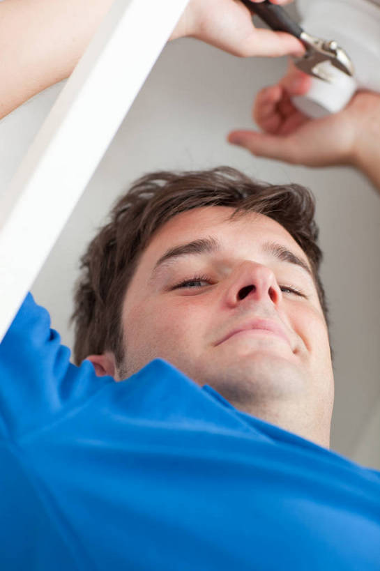 西方人,脸,头,脸颊,手,一个人,竖图,室内,特写,白天,仰视,厨房,欧洲,欧洲人,双手,仅一个男性,仅一个人,握,服装,水槽,拿,拿着,注视,休闲装,水斗,仅一个年轻男性,衣服,蓝色,观察,看,休闲,手部,休闲服,握着,服饰,观看,修理,察看,关注,补缀,修缮,修补,男人,男性,年轻男性,白种人,头部,脸部,脸蛋,面部,半身,彩图,低角度拍摄,灶间