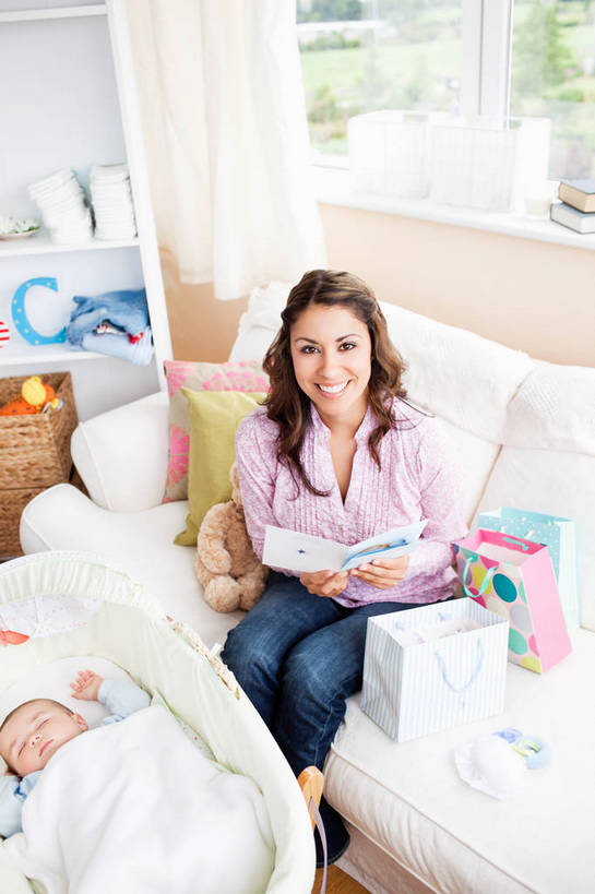 西方人,婴儿,儿童,两个人,家庭,母亲,客厅,坐,躺,闭眼,笑,睡,微笑,露齿笑,竖图,俯视,室内,白天,购物,纯洁,安全,消费,窗户,靠垫,沙发,袋子,书籍,欧洲,欧洲人,阴影,服装,裤子,反射,包装袋,手提袋,影子,购物袋,靠枕,牛仔裤,休闲装,玻璃窗,小孩,衣服,书本,垫子,枕头,休闲,舒服,温暖,温馨,一家人,休闲服,可爱,母爱,童年,童趣,金融,服饰,活泼,婴儿用品,婴儿床,保护,和睦,起居室,舒适,购买,宝宝,摇篮,贸易,布艺沙发,童真,纯真,烂漫,无邪,母婴,客堂,婴儿卧具,卧着,伶俐,天真,年轻女性,女人,女性,白种人,孩子,年轻人,书,图书,闭眼睛,闭着眼,闭着眼睛,困,困觉,寝息,睡觉,躺着,卧,坐着,半身,彩图,高角度拍摄,融洽