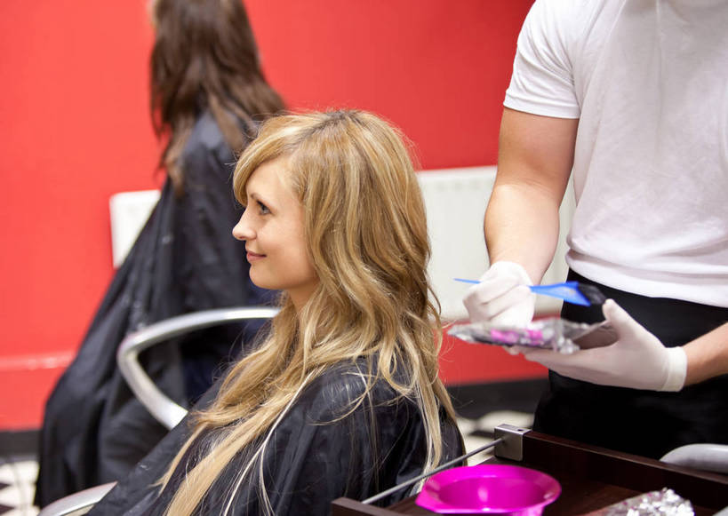 西方人,三个人,理发师,商店,站,坐,笑,微笑,横图,室内,白天,正面,美发,椅子,欧洲,欧洲人,握,服装,墙,拿,围兜,拿着,注视,休闲装,商铺,顾客,墙壁,墙面,衣服,红色,容器,手套,碗,观察,看,站着,享受,休闲,休闲服,放松,握着,服饰,观看,理发店,储藏,察看,染发,储存,关注,美发店,美容店,理发围布,市肆,商号,主顾,剪发围布,理发围兜,围布,男人,男性,年轻男性,年轻女性,女人,女性,白种人,发型师,理发员,美发师,站立,坐着,半身,彩图,店铺,剪发椅,理发椅,美发椅,液压椅,油压椅,染发膏,染发剂,一次性手套,贮存