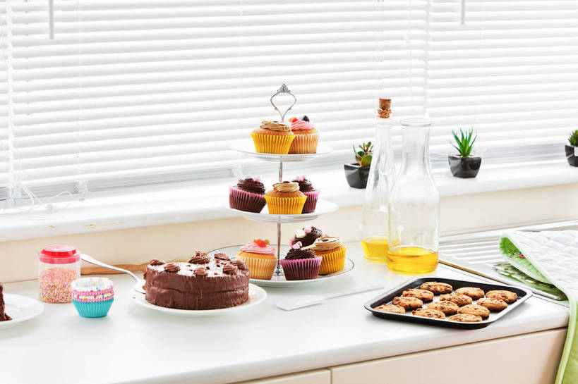 点心,无人,横图,俯视,室内,白天,下午茶,植物,厨房,桌面,桌子,餐具,花盆,朦胧,模糊,碟子,烤盘,盘,盆栽,陶瓷,食品,糖,糖果,甜点,甜品,盆景,陶瓷制品,巧克力蛋糕,松饼,食物,糕点,绿色,自然,盘子,容器,碟,甜食,巧克力,生长,成长,储藏,朱古力,纸托,储存,玛芬蛋糕,蛋糕托,蛋糕托纸,蛋糕纸托,彩图,高角度拍摄,灶间,厨房料理台,贮存,蛋糕,料理台