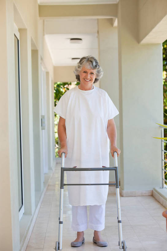 西方人,一个人,病人,医院,站,竖图,室内,白天,正面,欧洲,欧洲人,仅一个女性,仅一个人,服装,工具,走道,走廊,过道,注视,衣服,扶,观察,看,站着,器械,服饰,仅一个老年女性,拐杖,观看,察看,扶着,衣着,病服,穿着,关注,病患,医疗器械,助行器,医疗机构,病号服,辅助设备,衣饰,老年女性,女人,女性,白种人,患者,就医者,站立,彩图,全身,病院,诊所,病患服,四脚拐杖,助步器,病人服,病员服