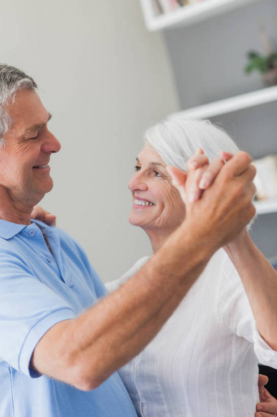 西方人,老年人,两个人,家庭,夫妻,站,握手,笑,微笑,露齿笑,竖图,室内,白天,侧面,爱情,跳舞,柜子,欧洲,欧洲人,服装,墙,储物柜,浪漫,注视,休闲装,墙壁,墙面,衣服,观察,看,站着,休闲,温暖,温馨,一家人,休闲服,恩爱,恋人,服饰,观看,和睦,察看,现代舞,储存,关注,舞姿,国标舞,交际舞,交谊舞,华尔兹,储备,蕴藏,贮备,圆舞,圆舞曲,社交舞,老年男性,老年女性,男人,男性,女人,女性,白种人,夫妇,情侣,搀手,拉手,手拉手,手握手,站立,半身,彩图,舞蹈,国际标准交谊舞,摩登社交舞,摩登舞,舞会舞,舞厅舞,伴侣,融洽,贮存