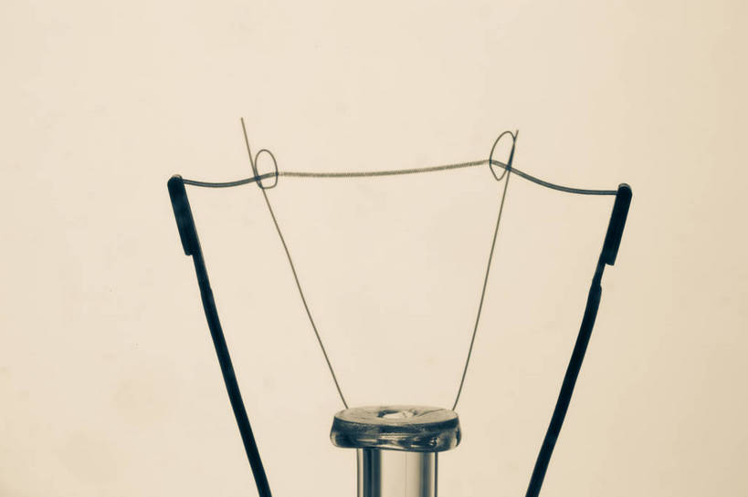 无人,横图,室内,特写,白天,正面,静物,照明,环绕,缠绕,灯泡,灯,铁丝,灯具,摄影,白炽灯,影棚,褐色背景,照亮,纠缠,照明工具,白炽灯泡,彩图,影棚拍摄,拍摄