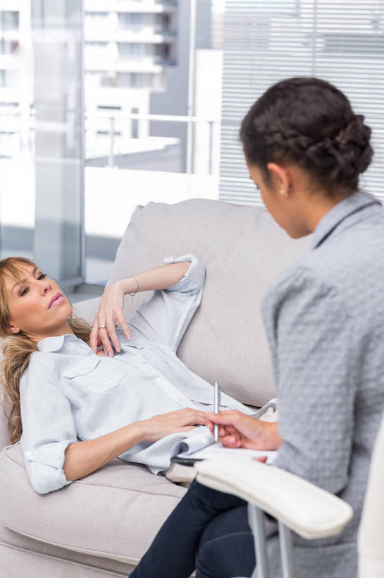 西方人,两个人,医生,病人,办公室,坐,躺,竖图,俯视,室内,白天,窗户,沙发,欧洲,欧洲人,服装,朦胧,模糊,墙,注视,休闲装,玻璃窗,相视,墙壁,墙面,衣服,观察,看,医护人员,医疗人员,休闲,面对面,休闲服,服饰,观看,对视,察看,互视,关注,病患,相对,布艺沙发,相看,卧着,年轻女性,女人,女性,中年女性,白种人,大夫,患者,就医者,躺着,卧,坐着,半身,彩图,高角度拍摄,心理医生,临床心理学家,心理治疗师,心理咨询师,咨询心理学家