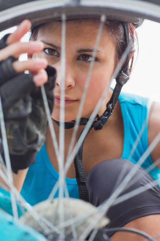 西方人,手,一个人,坐,竖图,室外,白天,正面,安全,帽子,欧洲,欧洲人,仅一个年轻女性,仅一个女性,仅一个人,握,阴影,服装,朦胧,模糊,反射,头盔,影子,防护,注视,休闲装,衣服,蓝色,黑色,安全帽,轮胎,手套,观察,看,休闲,手部,休闲服,橡胶,握着,服饰,观看,保护,单手,察看,关注,保险,橡胶制品,车胎,保全,周全,安稳,安定,一顶,防护手套,平安,年轻女性,女人,女性,白种人,坐着,半身,彩图,外胎,骑行头盔